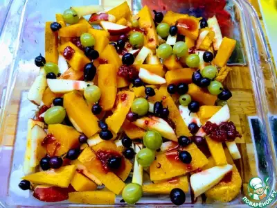Тыква с фруктами и ягодами