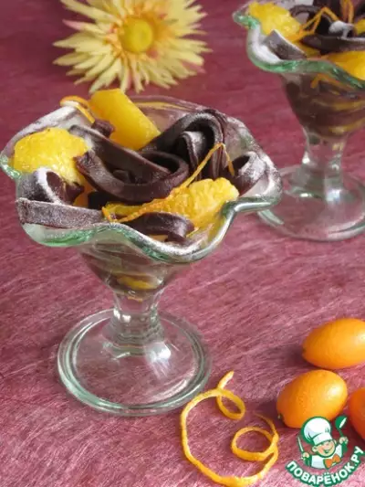 Лапша из горького шоколада с карамельно-апельсиновым соусом