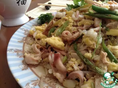 Рис в тайском стиле с кальмарами и омлетом