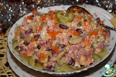 Салат из консервированной фасоли с колбасой