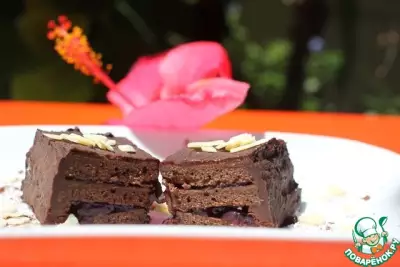 Шоколадное пирожное с черникой