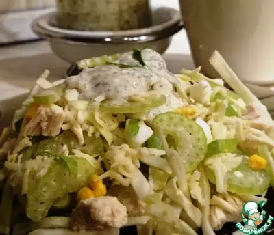 Легкий салат с курицей и овощами