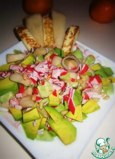 Крабовый салат с авокадо, грушей и сыром