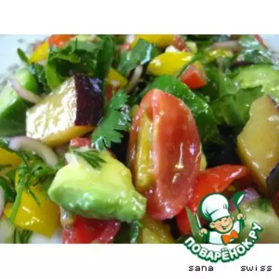 Овощной салат со сливами и авокадо