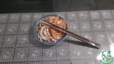 Морковь с кальмаром по корейски