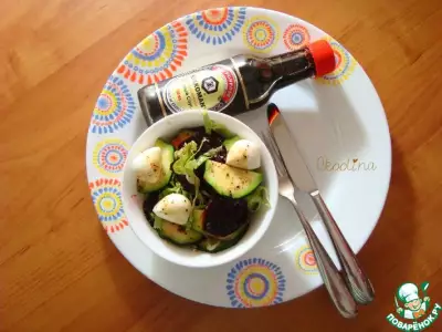 Салат со свёклой и моцареллой с соевым соусом