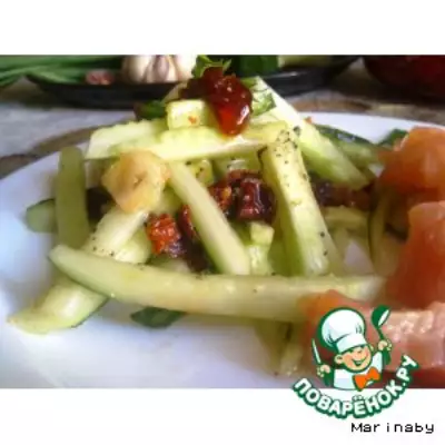 Салат из огурцов с заправкой из вяленых помидор