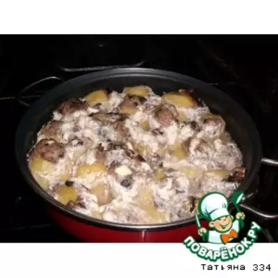 Запеченный картофель, фаршированный жареными грибами с луком и фаршем
