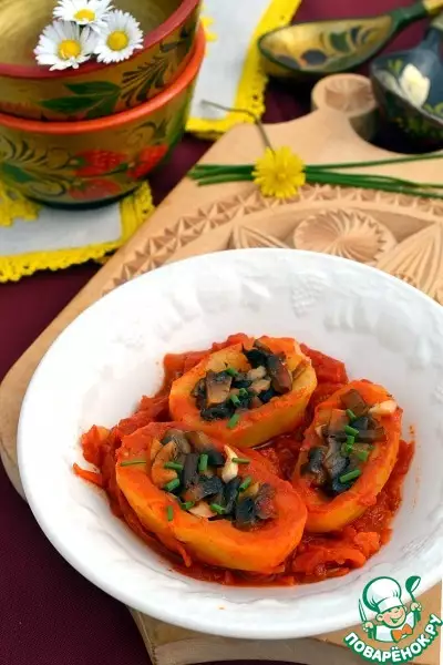 Картофель, фаршированный грибами, в томатном соусе