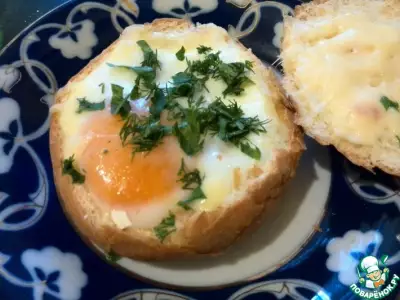 Горячие булочки с яйцом на завтрак "Секрет"