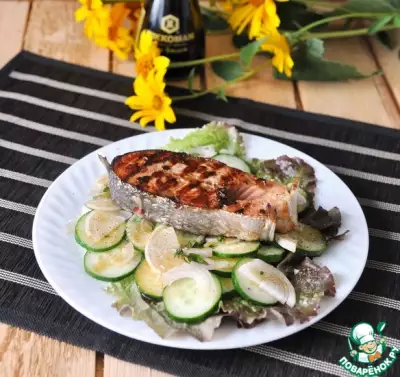 Салат с лососем-гриль под тайским маринадом