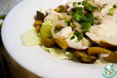 Салат с курицей, овощами и соленьями