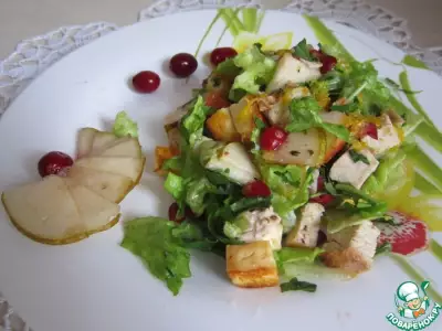 Теплый салат с грушей, сыром и курицей