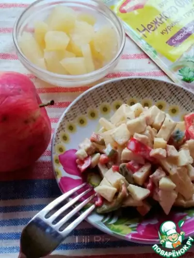 Салат с курицей, яблоком и ананасом