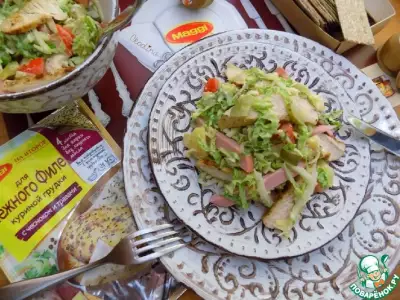 Салат с курицей, ветчиной и овощами