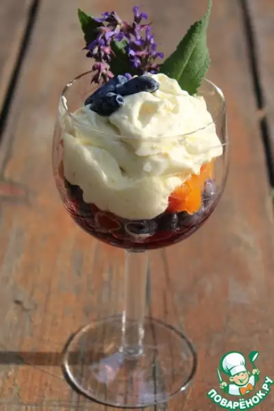 Десерт из ягод жимолости с взбитыми сливками
