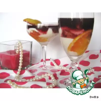 Творожный десерт с фруктами и вином