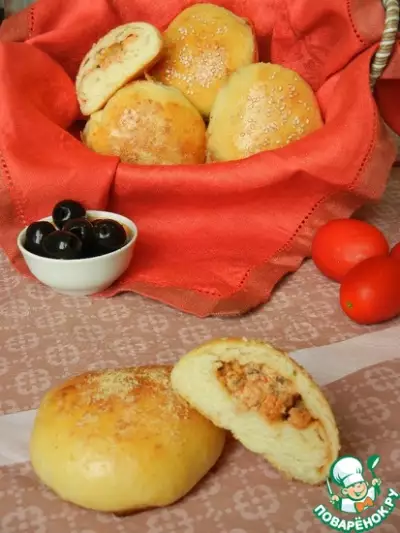 Итальянские булочки с томатами, маскарпоне и маслинами