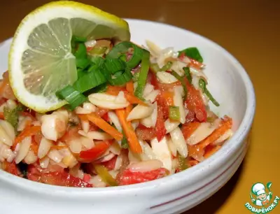 Салат из морепродуктов с овощами и лапшой орзо
