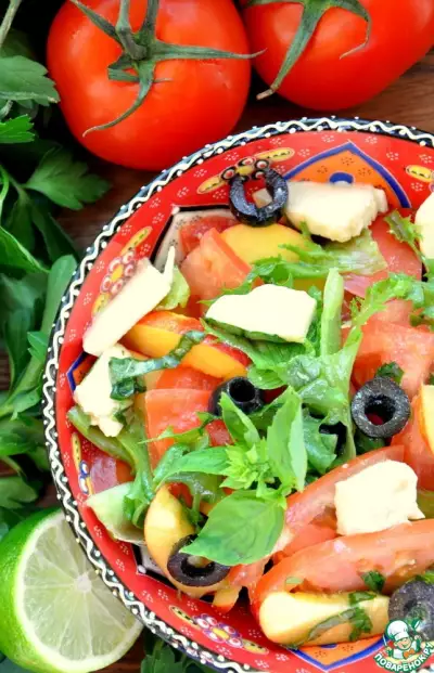 Салат с нектаринами, помидорами и моцареллой