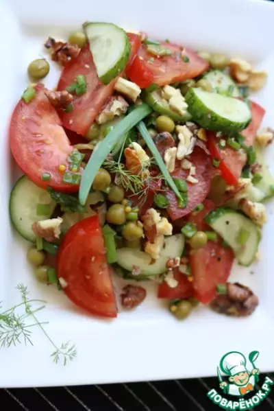 Салат из овощей и зелёного горошка