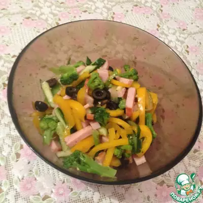 Легкий салат с ветчиной и брокколи