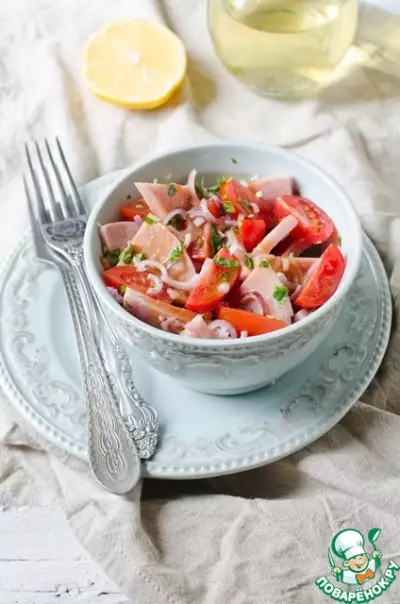 Салат с ветчиной, помидорами и луком