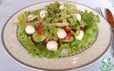 Овощной салат с курицей и моцареллой