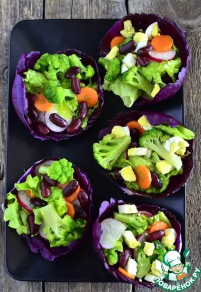 Салат в капустных тарелочках