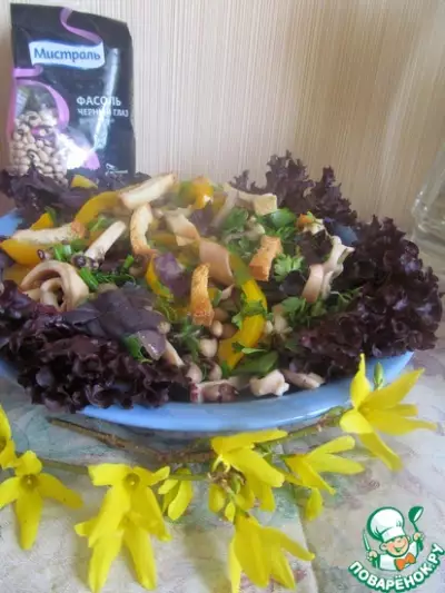 Горячий салат с кальмарами и фасолью