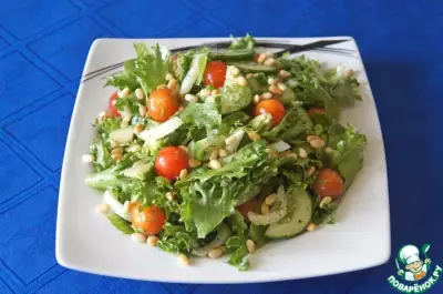 Зеленый салат с черри и орехами