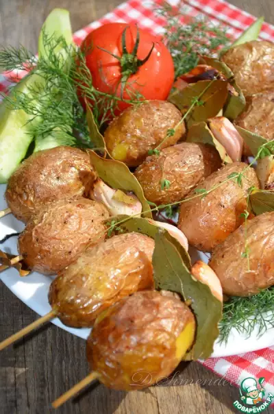 Молодой картофель на шпажках запеченный с луком и лавровым листом