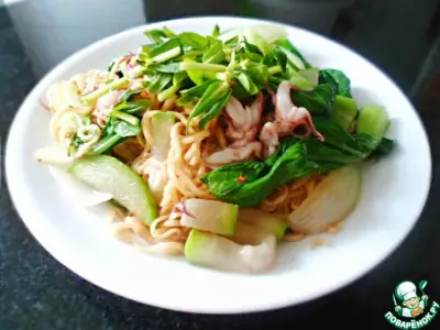 Лапша с овощами и морепродуктами по-вьетнамски