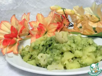 Отварной картофель с брокколи и цветной капустой