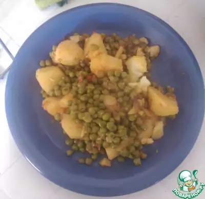Тушеный зеленый горошек с картофелем