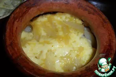 Мясо в горшочке с картофелем и огурцами