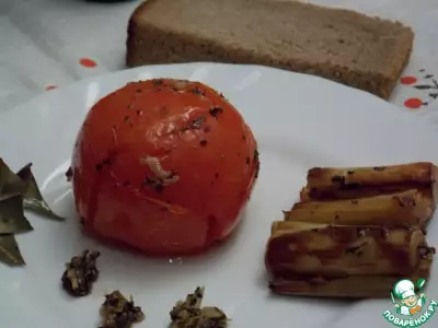 Запеченный помидор с луком-пореем