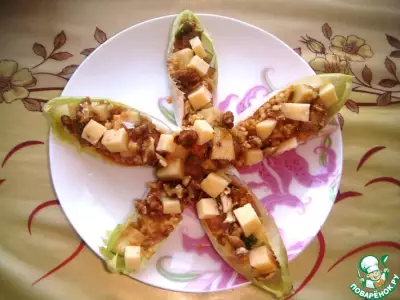 Закуска из карамельной груши с пшенкой, грецкими орехами и сыром в листиках цикория "Мечта Солдата"