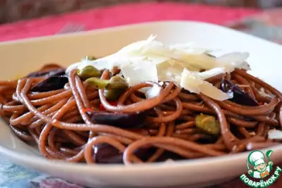 Пьяные спагетти с маслинами каперсами и сыром