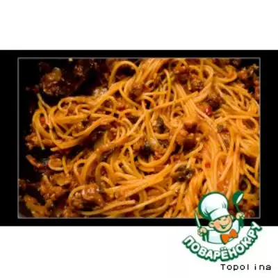Спагетти с домашними колбасками и грибами