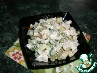 Салат с копченой курочкой зеленым горошком и гренками