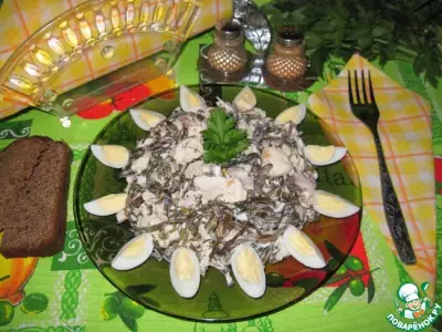 Салат из морской капусты белой рыбы и перепелиных яиц