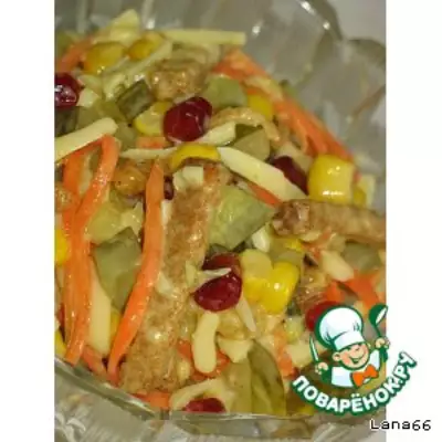 Куриный салат с овощами и сыром
