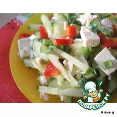 Овощной салат с курицей и сыром