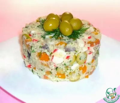 Салат из кус-куса, овощей, крабовых палочек и оливок