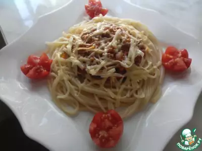 Спагетти с мясным соусом и овощами