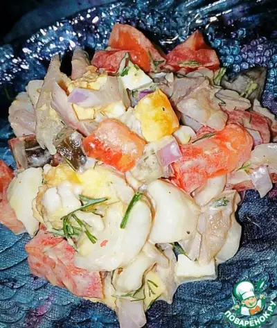 Макаронный салат с копченой рыбой