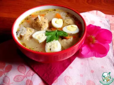 Еврейский суп с куриными клецками, рисом и яйцом