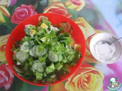 Зелёный салат со сметаной и яйцом