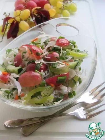 Капустный салат с зеленью и виноградом